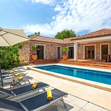 2 With Pool Krk By Guide וילה